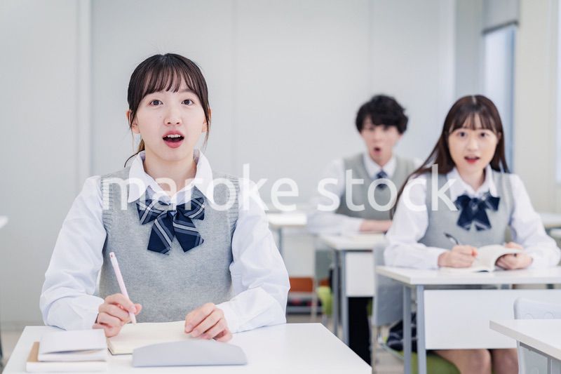 授業中に驚く高校生