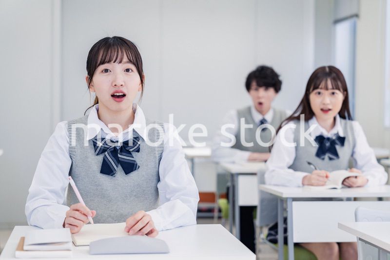 授業中に驚く高校生