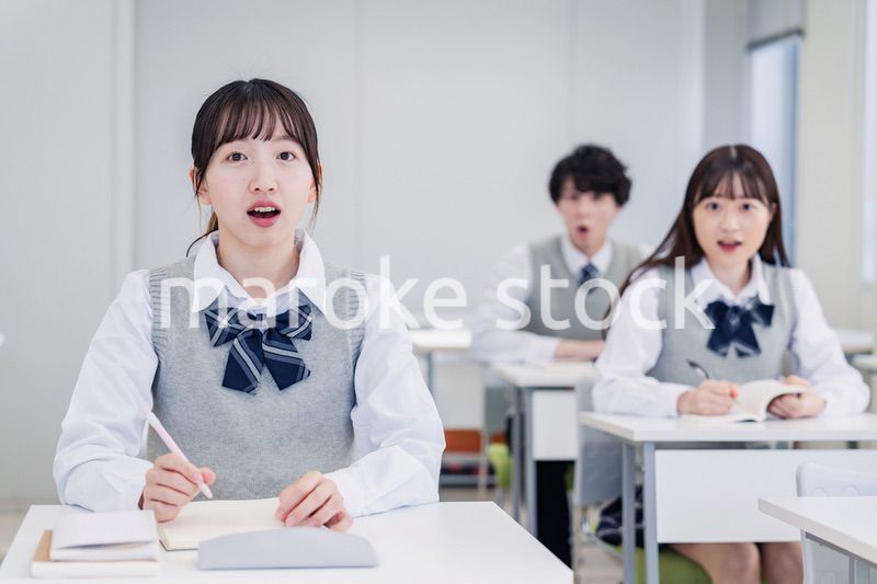授業中に驚く高校生