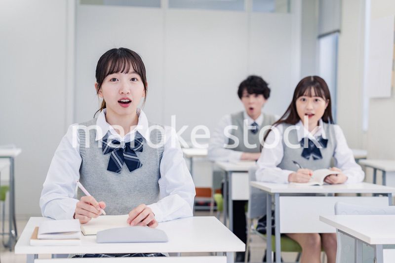 授業中に驚く高校生