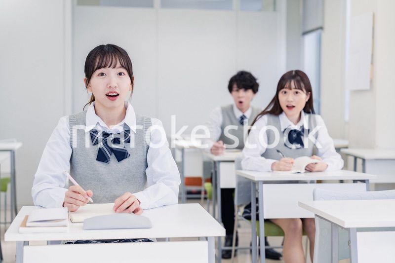 授業中に驚く高校生