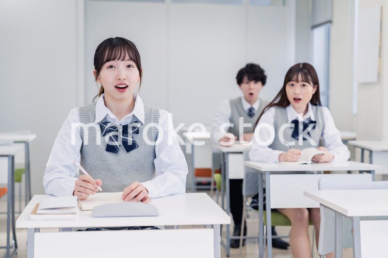 授業中に驚く高校生