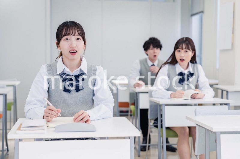 授業中に驚く高校生