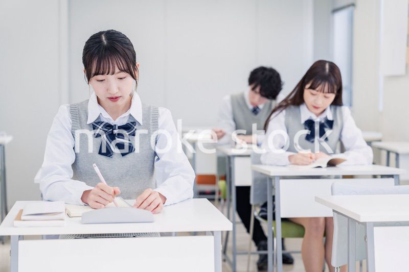 集中してノートを取る高校生