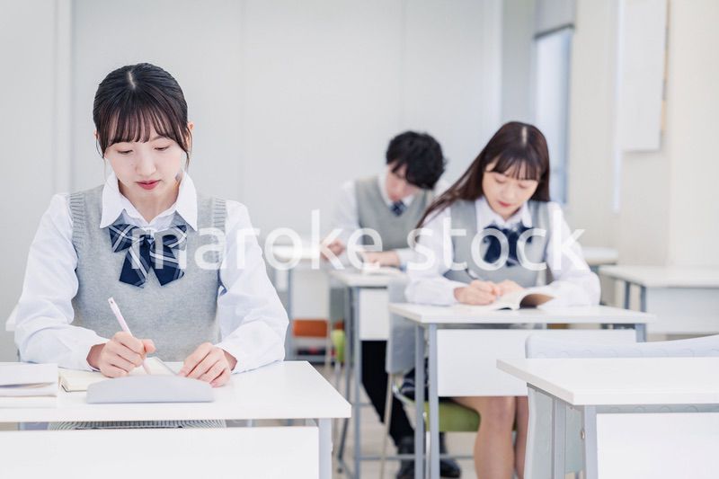 集中してノートを取る高校生