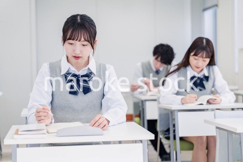 集中してノートを取る高校生