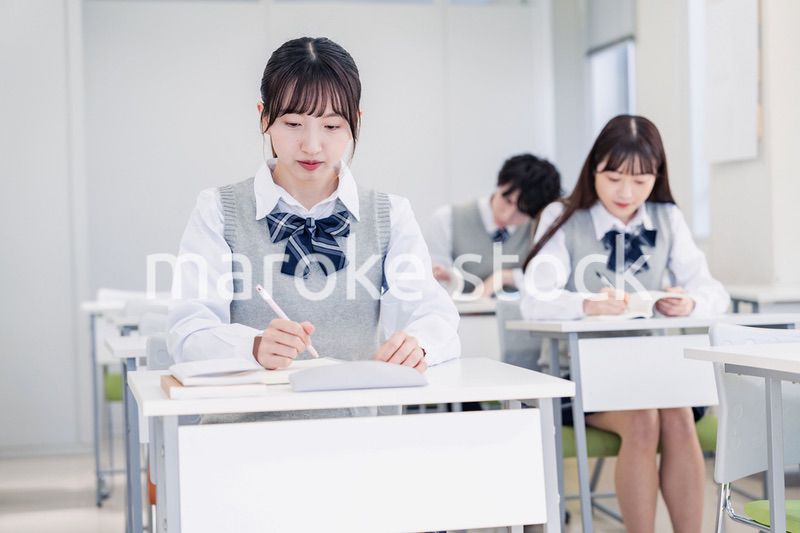 集中してノートを取る高校生