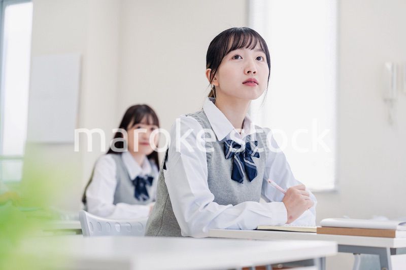 教室で真剣に授業を受ける高校生