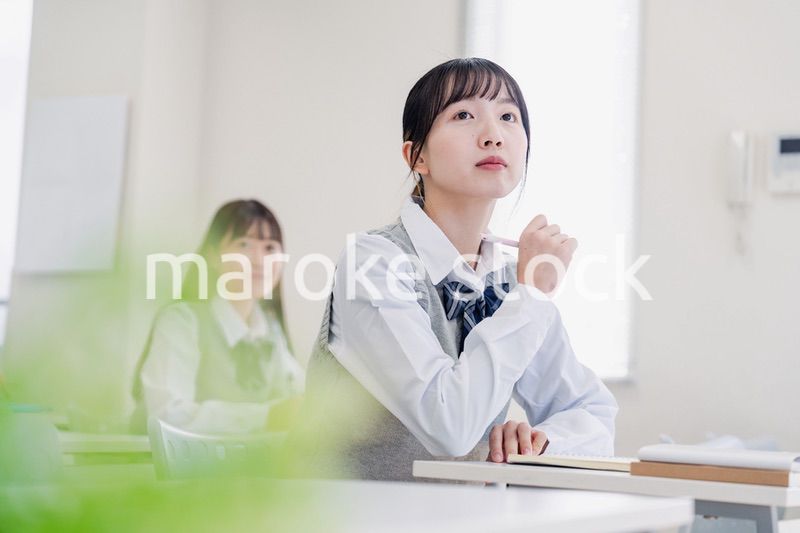 教室で真剣に授業を受ける高校生
