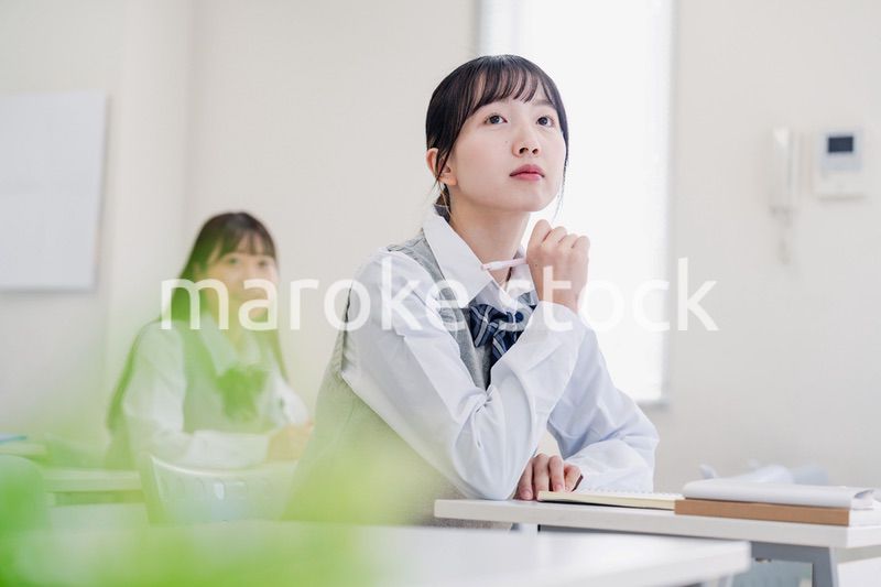 教室で真剣に授業を受ける高校生