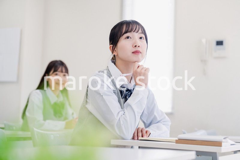 教室で真剣に授業を受ける高校生