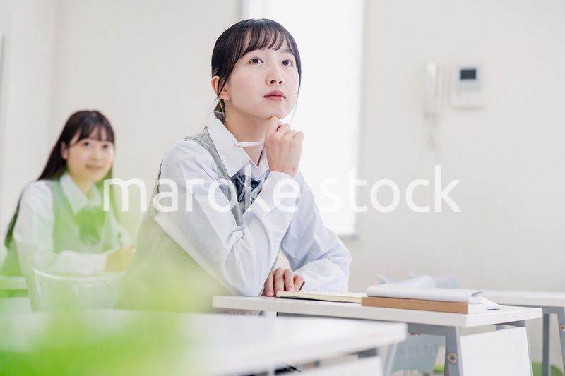 教室で真剣に授業を受ける高校生