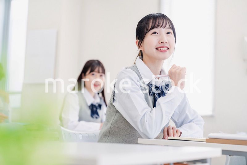 教室でにこやかに授業を受ける女子高生