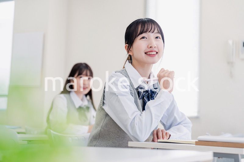 教室でにこやかに授業を受ける女子高生