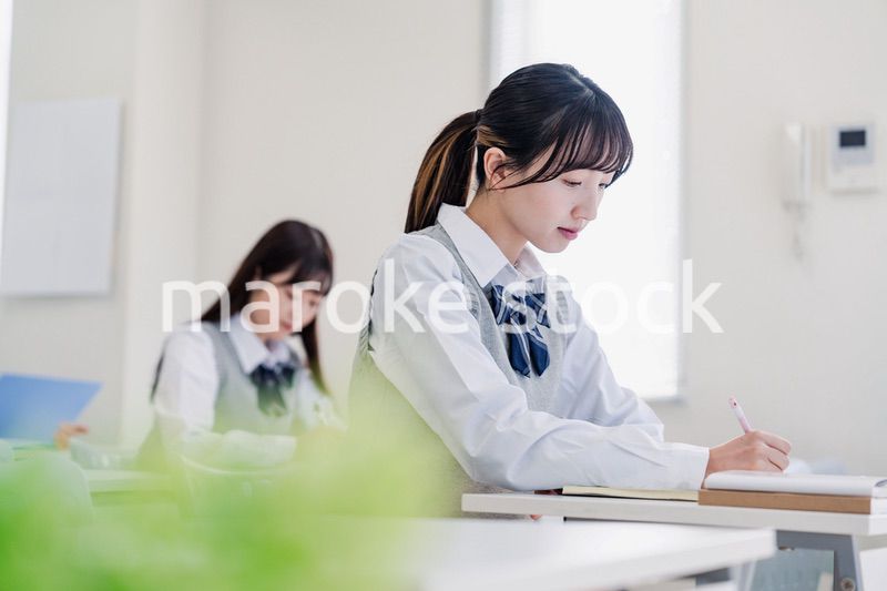 集中してノートを取る高校生