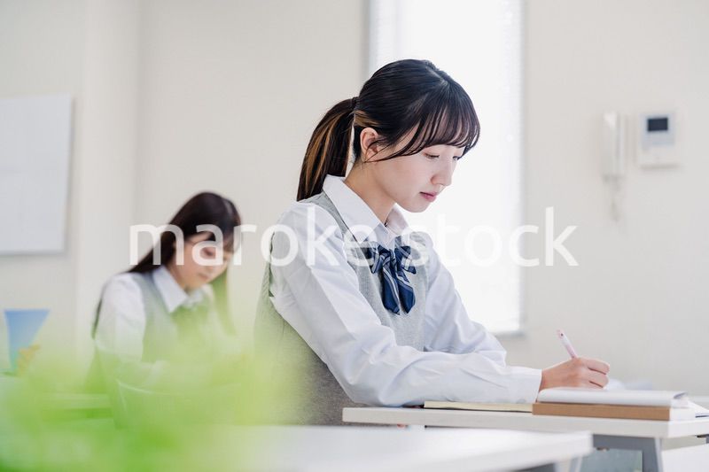 集中してノートを取る高校生