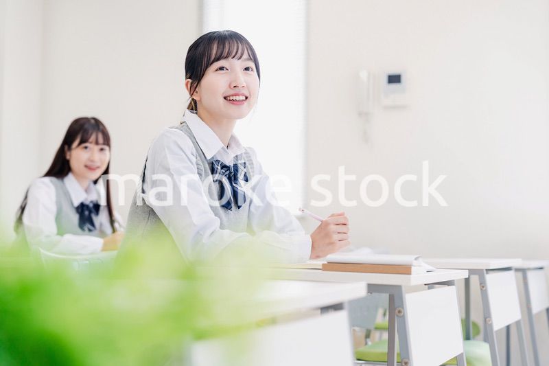 教室でにこやかに授業を受ける女子高生