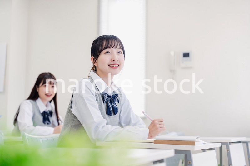 教室でにこやかに授業を受ける女子高生