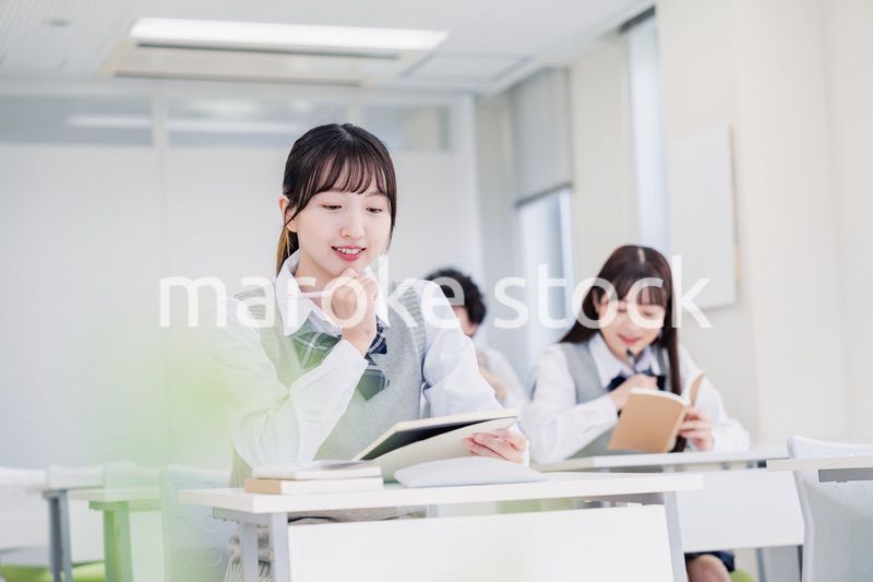 悩みながら問題を解く高校生