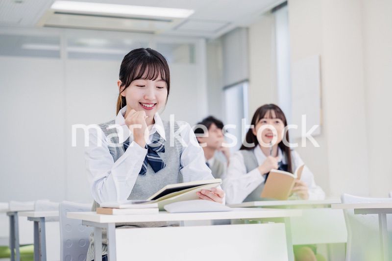 悩みながら問題を解く高校生