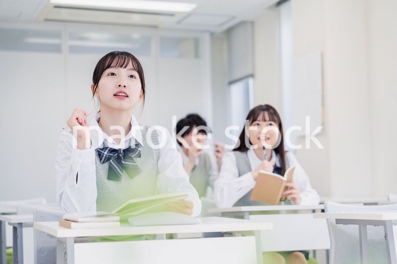 悩みながら問題を解く高校生