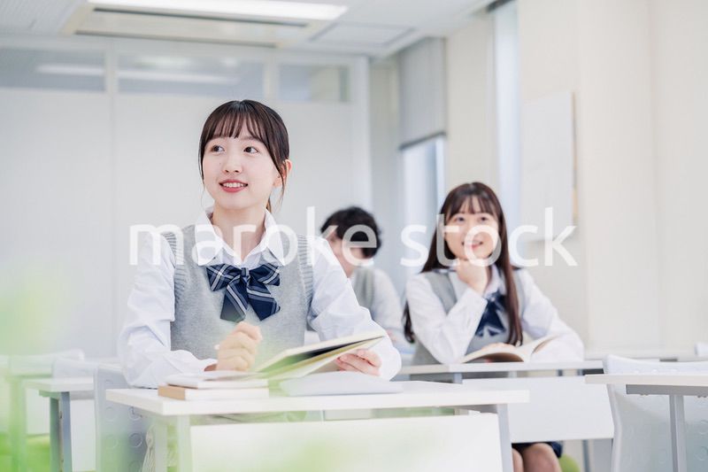 悩みながら問題を解く高校生