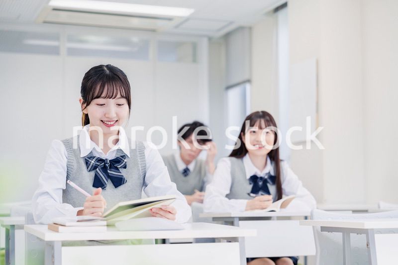 悩みながら問題を解く高校生