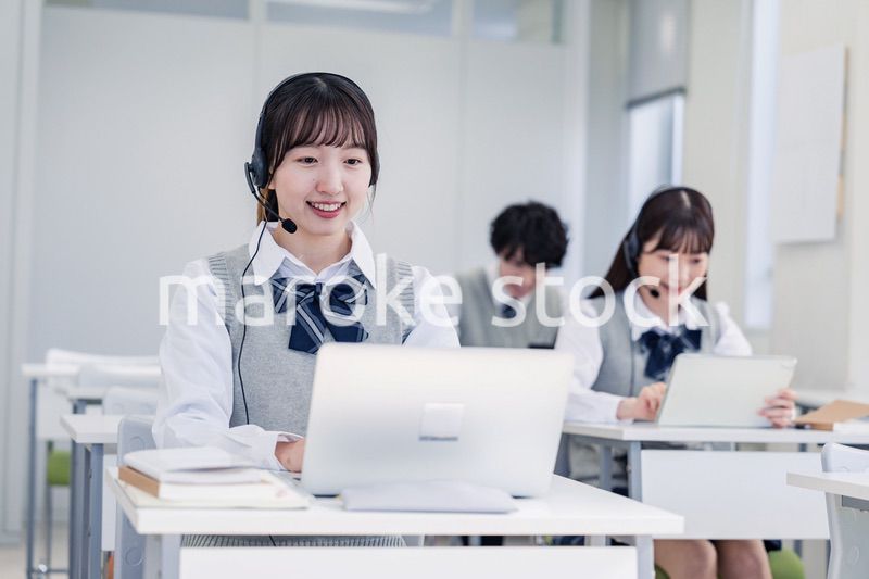 デジタル端末で授業を受ける高校生