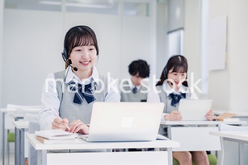 デジタル端末で授業を受ける高校生