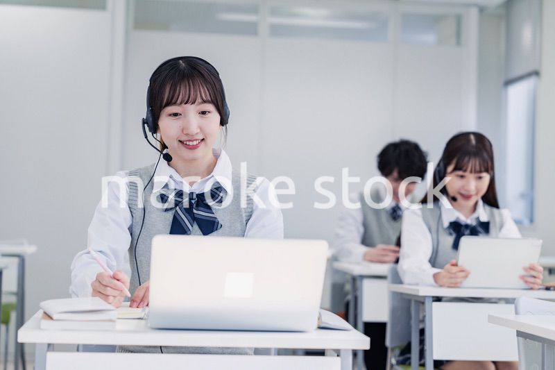 デジタル端末で授業を受ける高校生