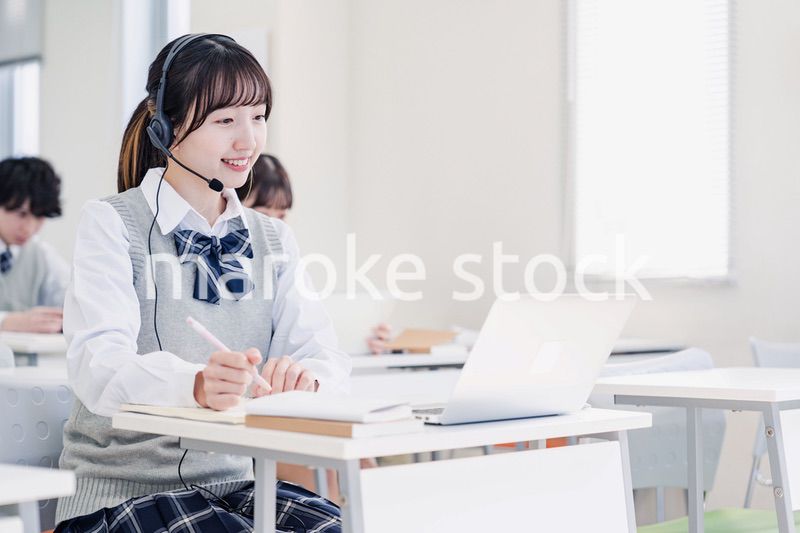 デジタル端末で授業を受ける高校生