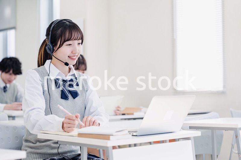 デジタル端末で授業を受ける高校生