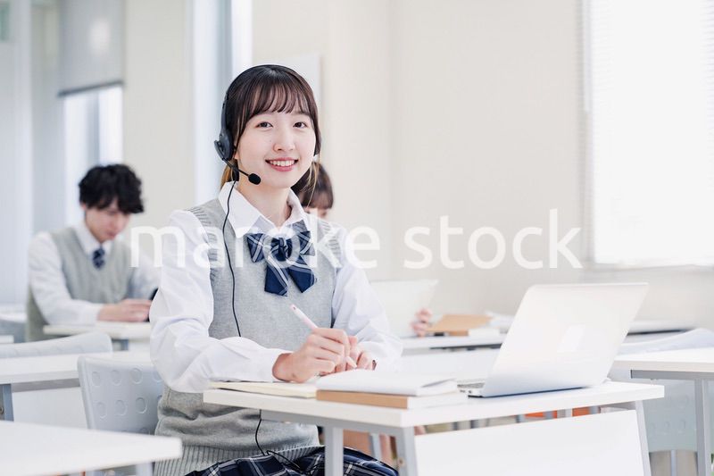 デジタル端末で授業を受ける高校生