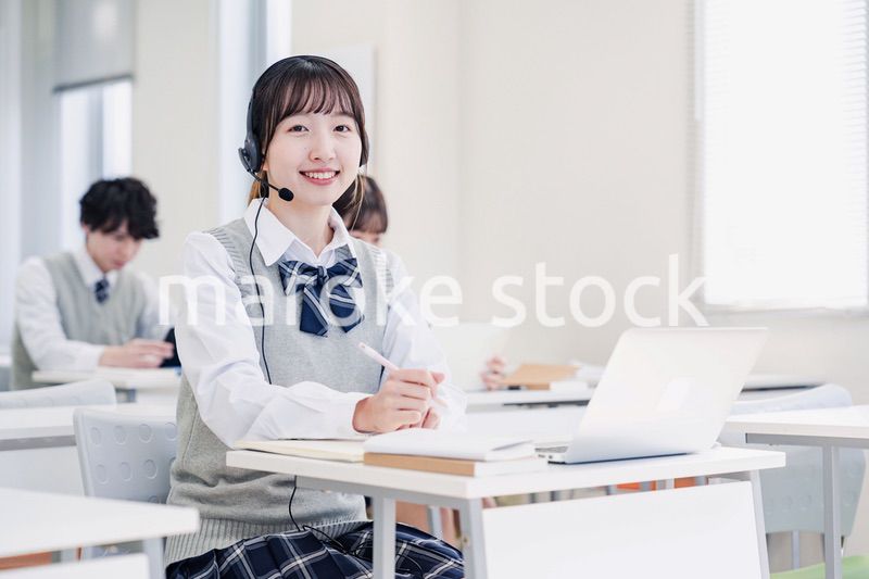 デジタル端末で授業を受ける高校生