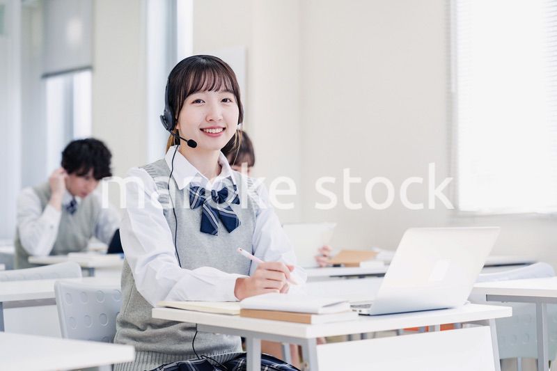 デジタル端末で授業を受ける高校生