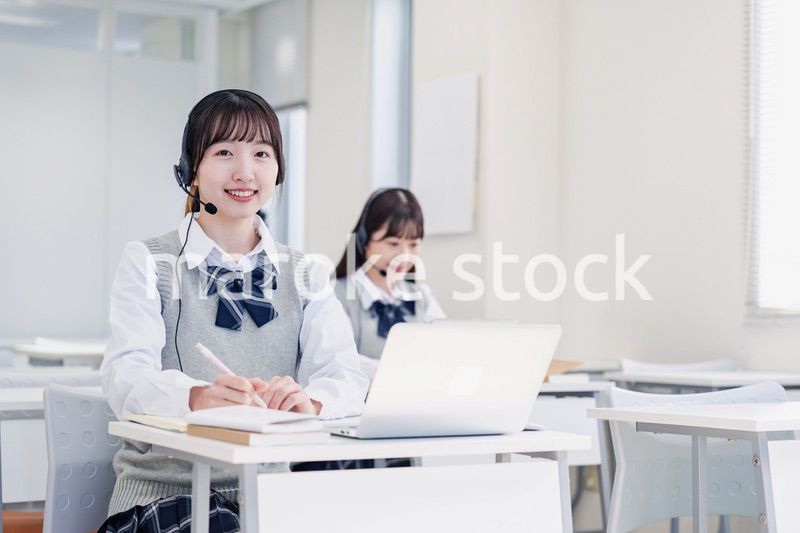 教室でノートパソコンを使う女子高生