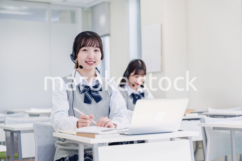 教室でノートパソコンを使う女子高生