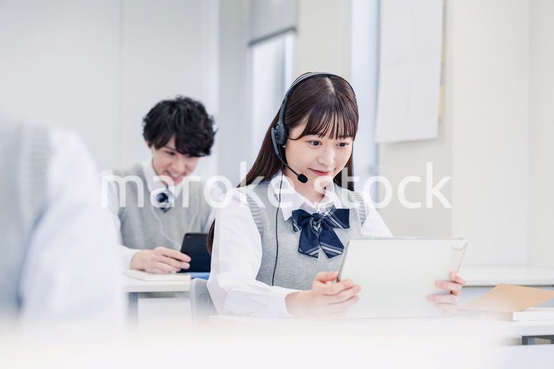 デジタル端末で授業を受ける高校生