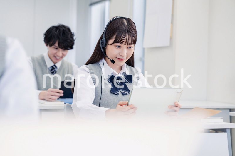 デジタル端末で授業を受ける高校生