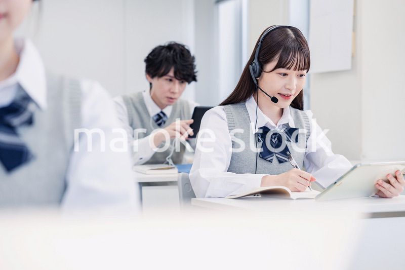 デジタル端末で授業を受ける高校生