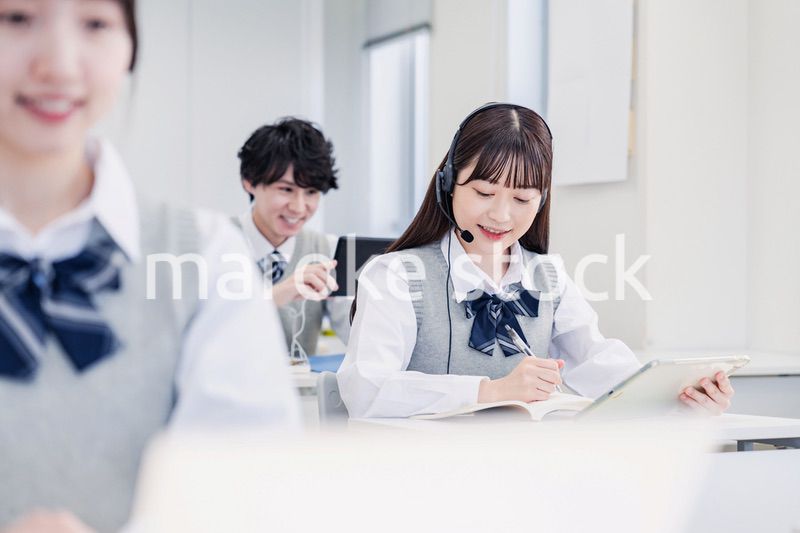 デジタル端末で授業を受ける高校生