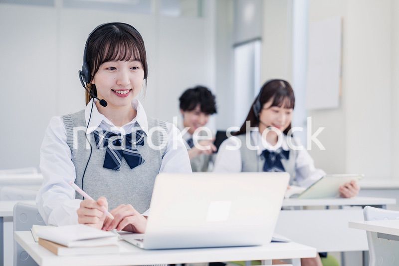 デジタル端末で授業を受ける高校生