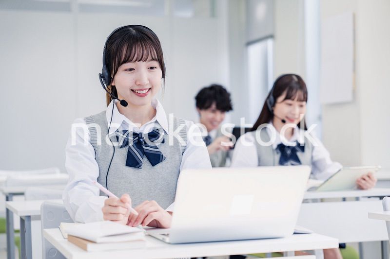 デジタル端末で授業を受ける高校生