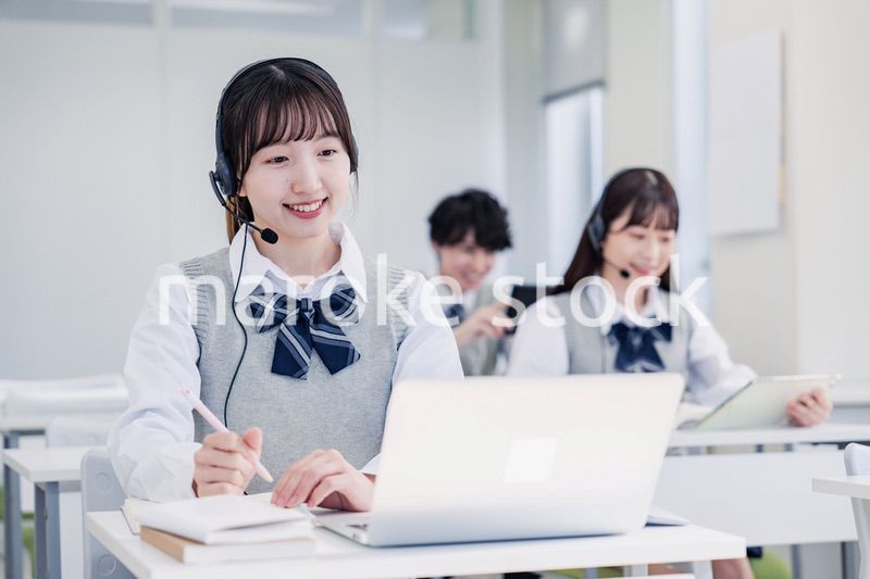 デジタル端末で授業を受ける高校生