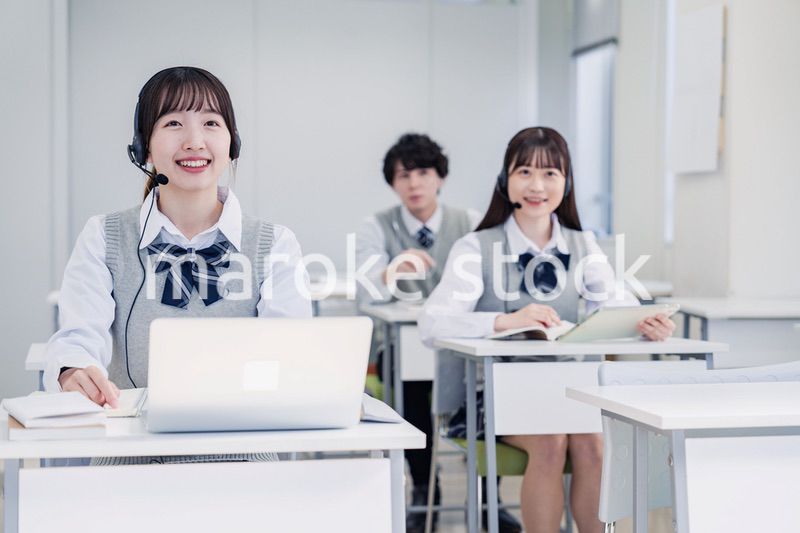 デジタル端末で授業を受ける高校生