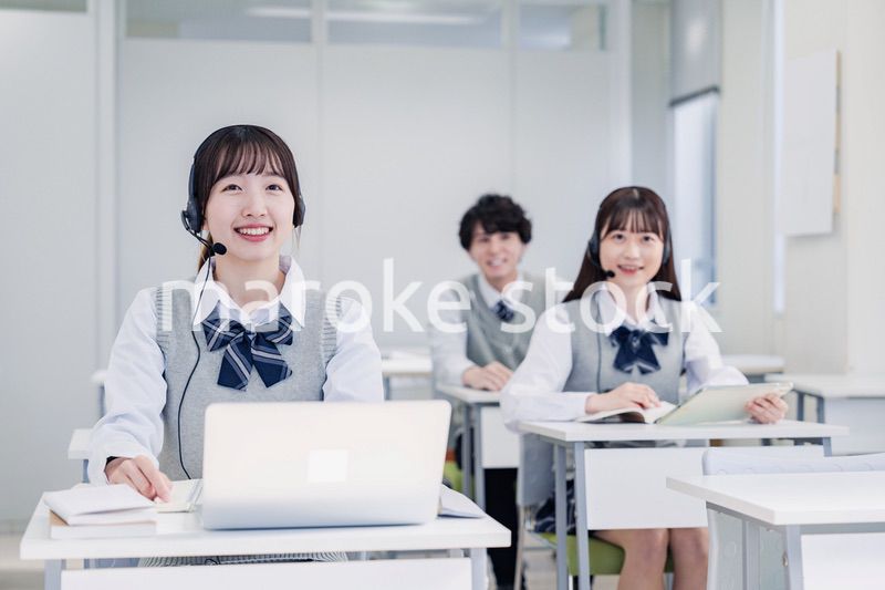 デジタル端末で授業を受ける高校生