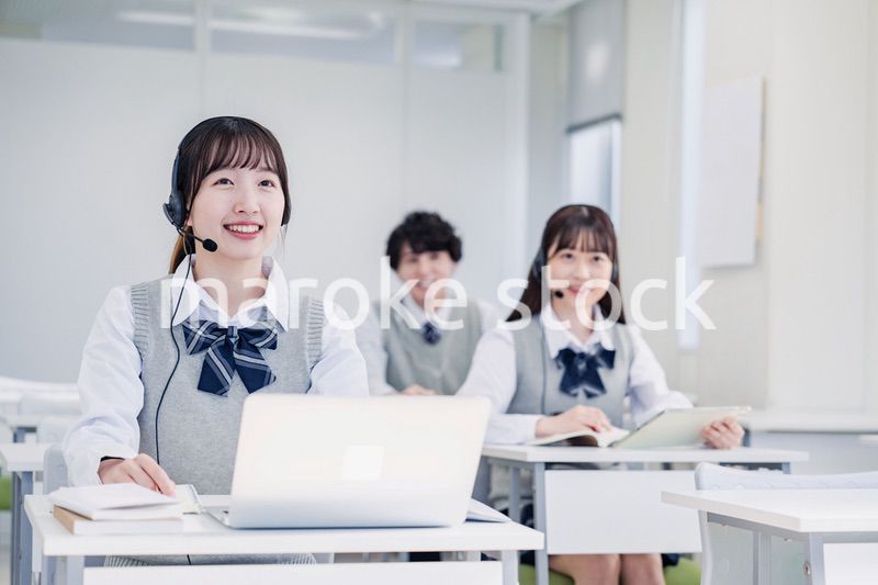 デジタル端末で授業を受ける高校生