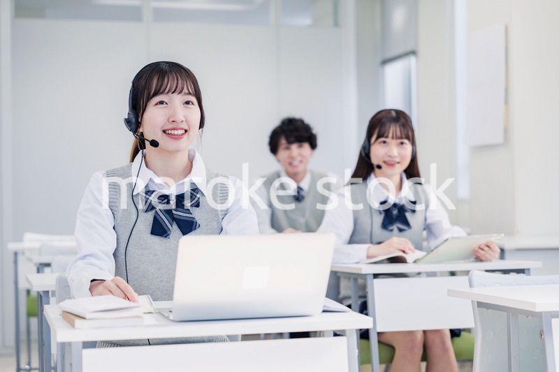 デジタル端末で授業を受ける高校生