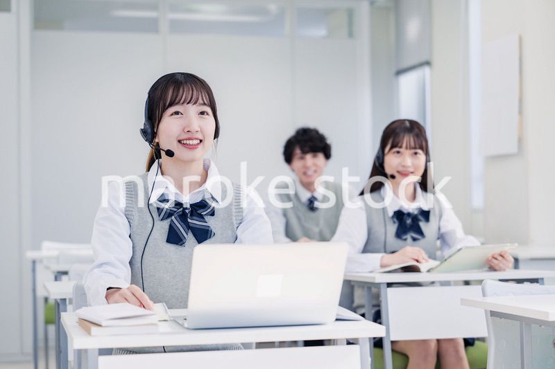 デジタル端末で授業を受ける高校生