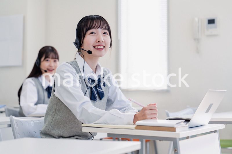 教室でノートパソコンを使う女子高生